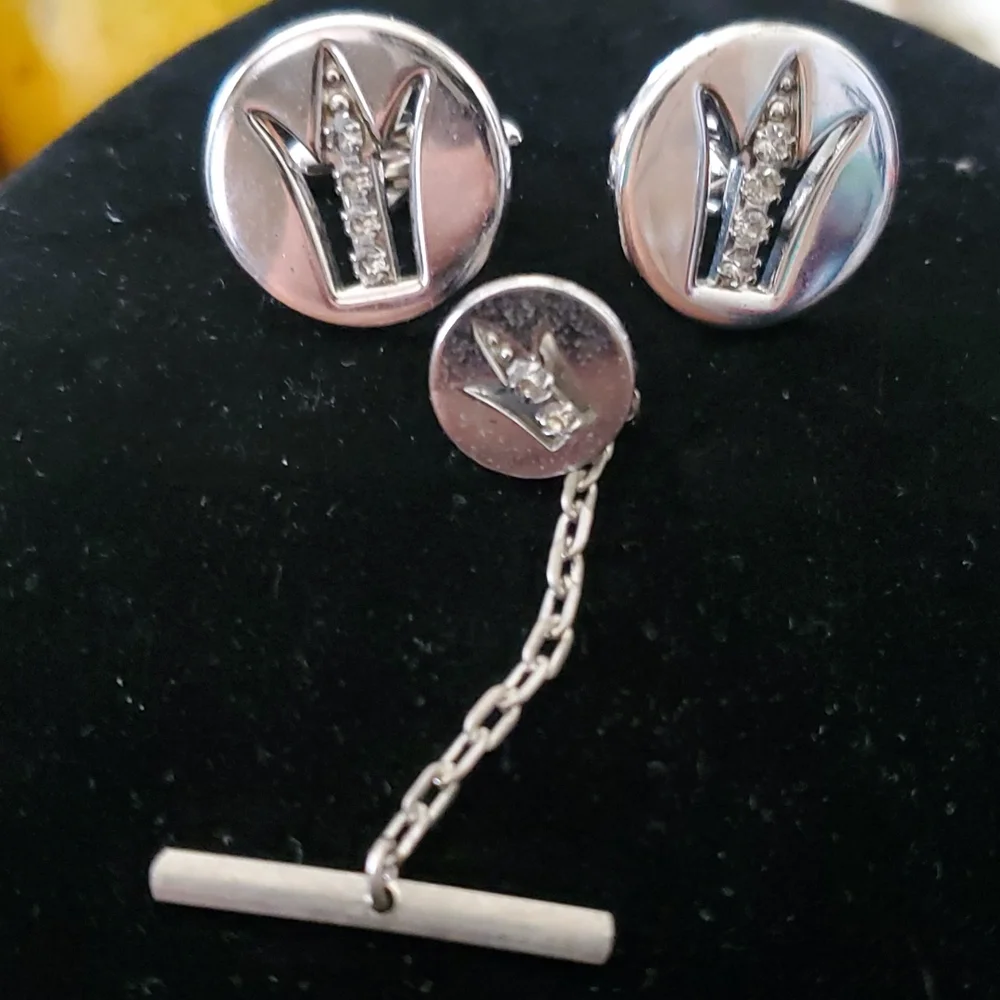 VINTAGE SET OF MEN'S CUFFLINKS AND TIE TACK.